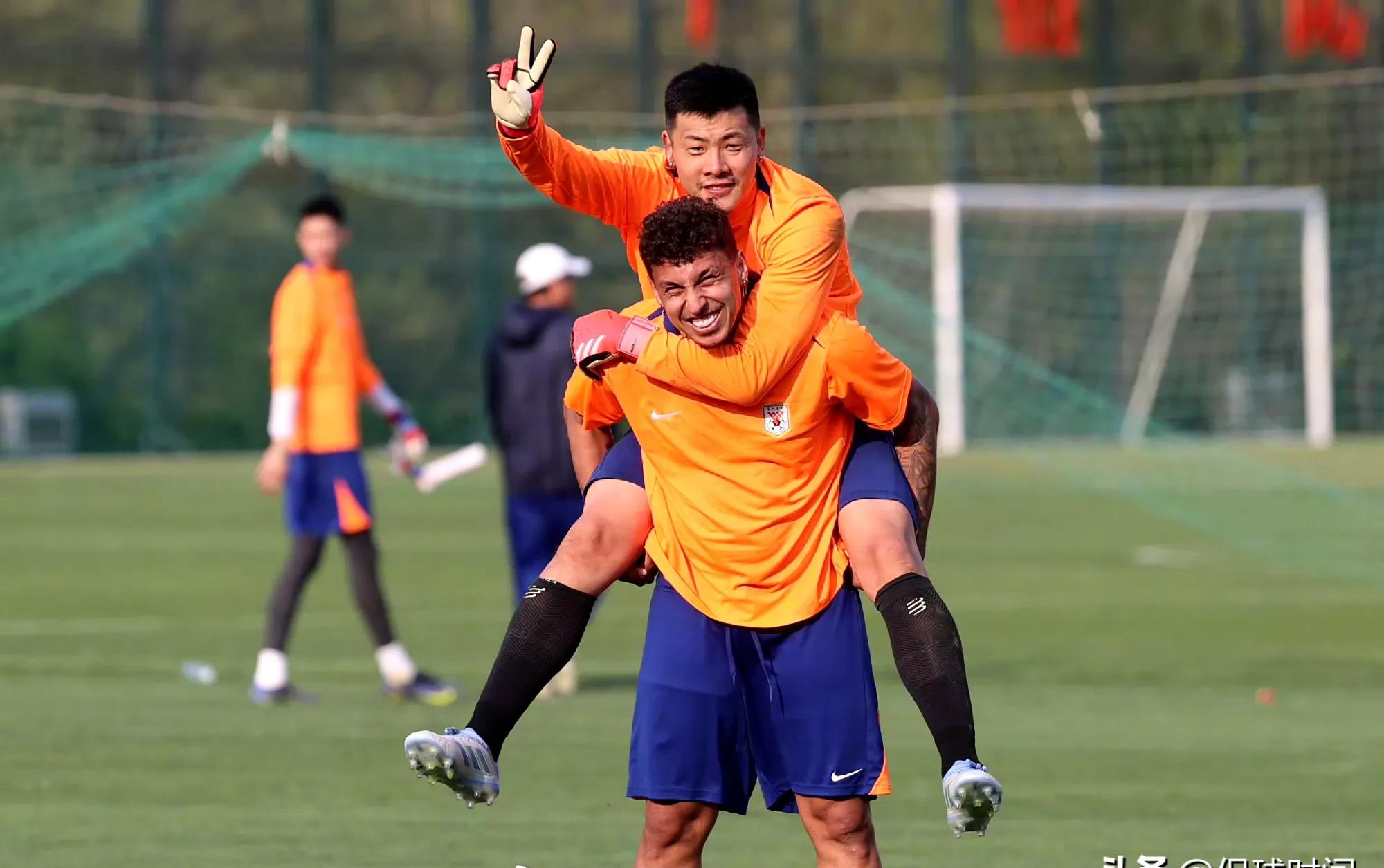 关于北京国安训练开放日；冲刺阶段止住颓势引欢呼；CBA季后赛在即；赛程密集仍需轮换的信息